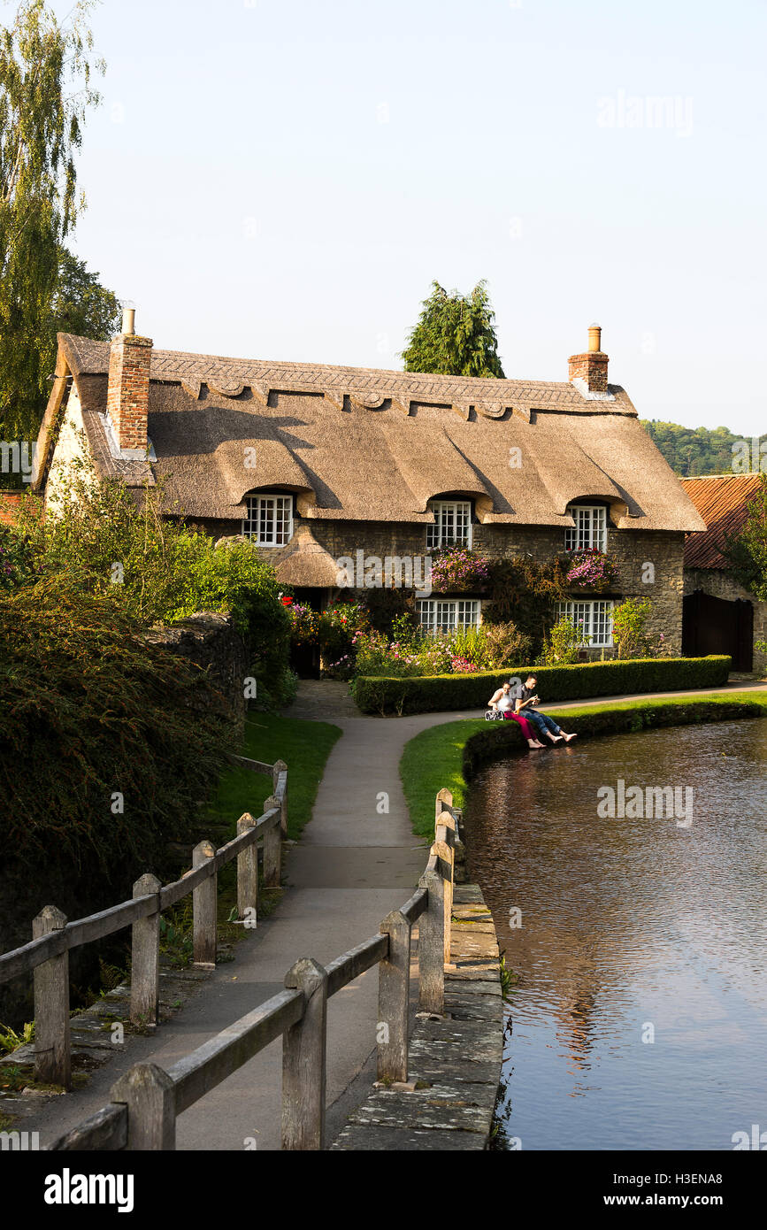 Schönes Reetdachhaus neben Thornton Beck in Thornton-le-Dale North Yorkshire England Vereinigtes Königreich UK Stockfoto