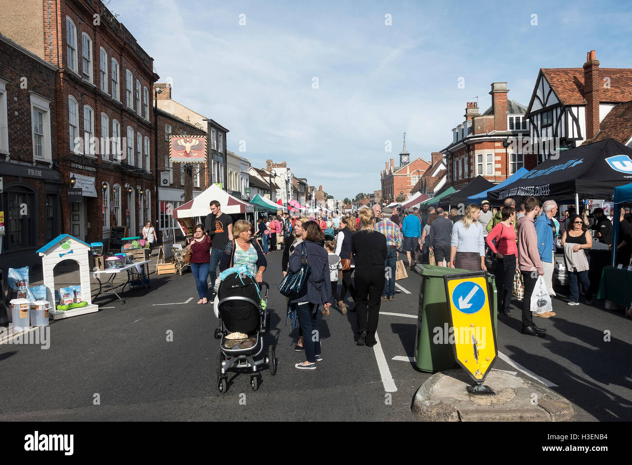 Bunte Stände, umgeben von Menschen auf dem Thame Festival of Food Oxfordshire England Vereinigtes Königreich UK Stockfoto