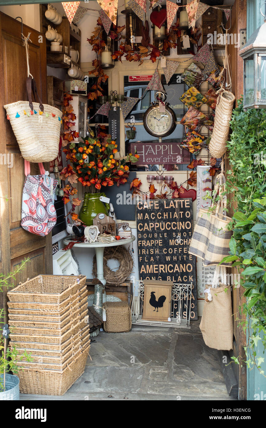Bunte Anzeige vor einem Geschäft in Thame während des Festival of Food Oxfordshire England Vereinigtes Königreich UK Stockfoto
