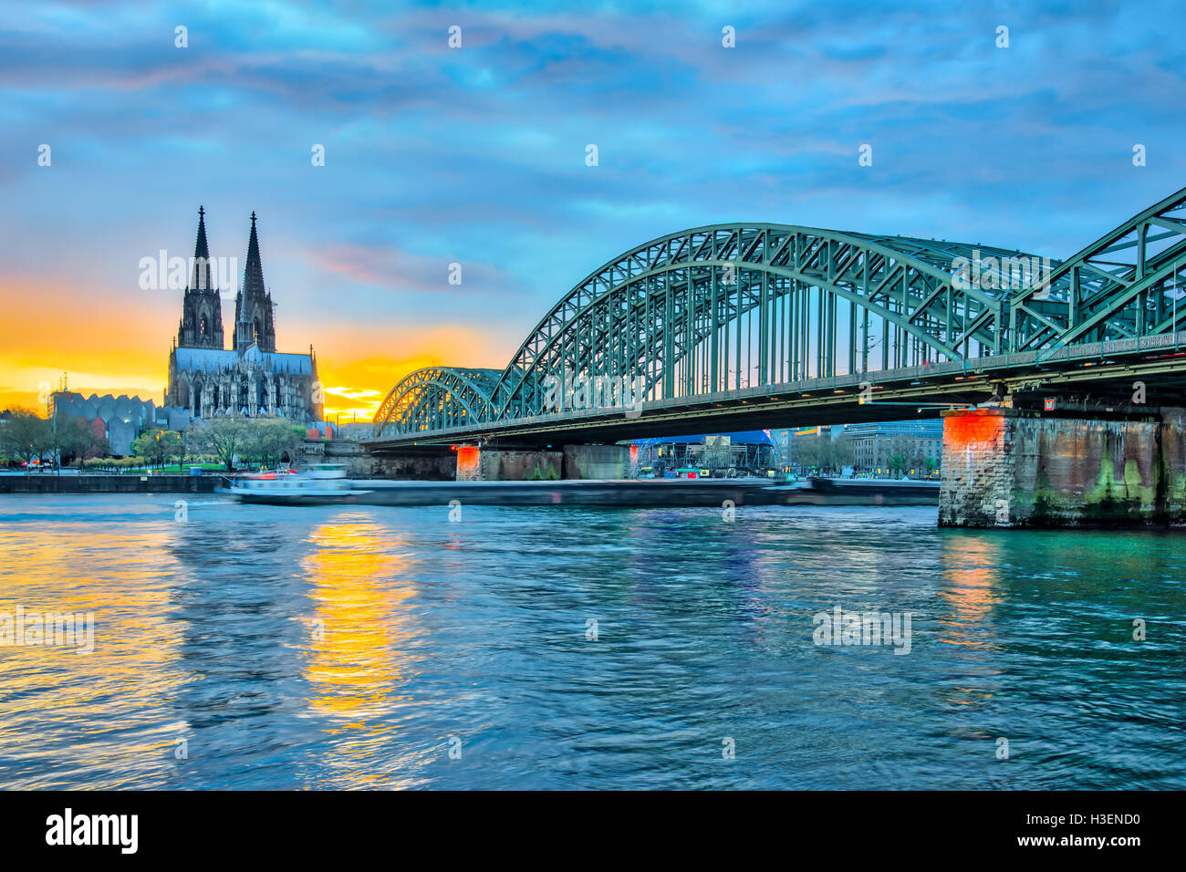 Blick auf den Sonnenuntergang auf den Kölner Dom in Köln. Stockfoto