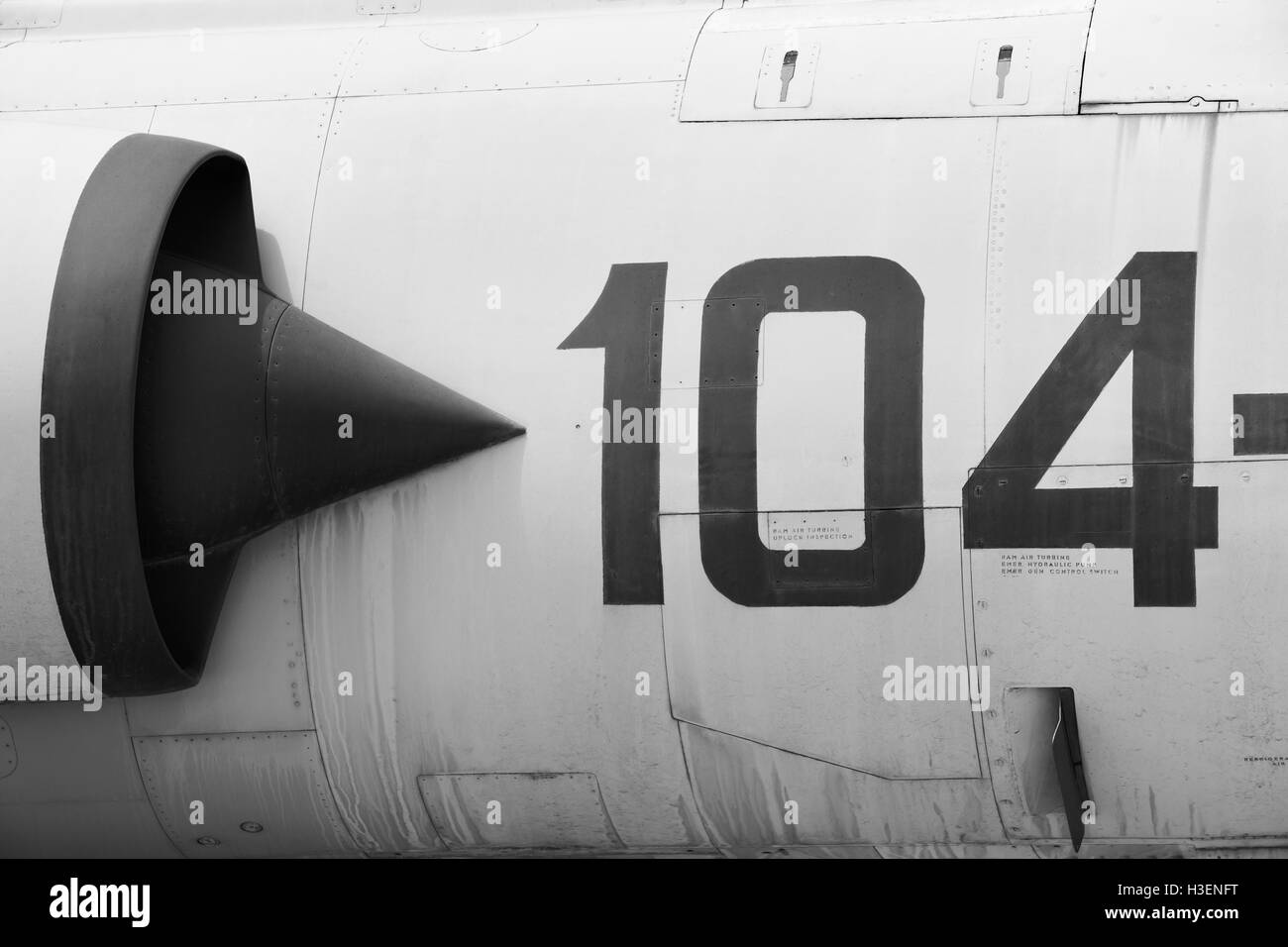 Kämpfer Flugzeugrumpf metallischen Detail mit Nummer 104. Horizontale Stockfoto