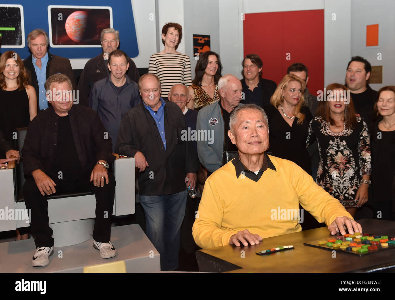 George Takei (rechts) und William Shatner (links), spielte Hikaru Sulu und Captain Kirk bzw. in der original Star Trek, bei einem Fototermin Destination Star Trek Europe bei der NEC in Birmingham zu starten. Stockfoto