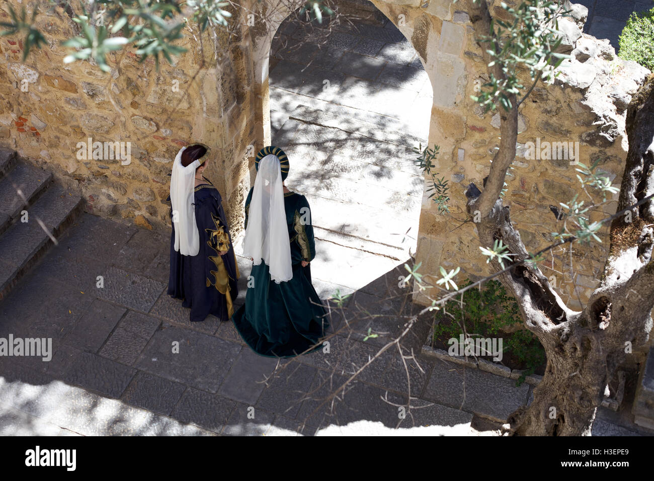 Zwei Frauen im Mittelalter Kostüm auf der maurischen Epoche Burg Burg der Mauren, Santa Maria e São Miguel, Portugal Stockfoto