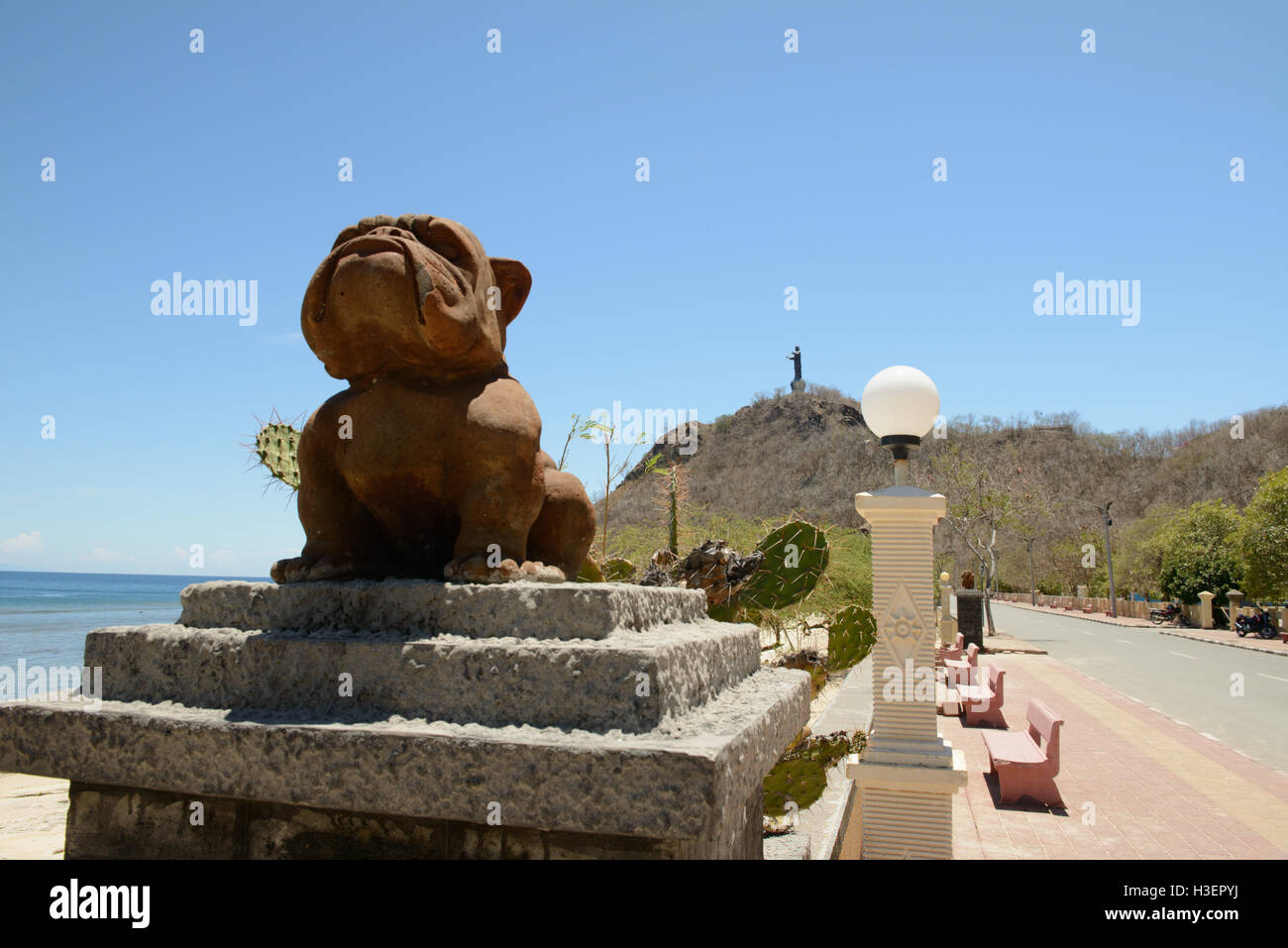 Statue des Hundes in der Nähe von Cristo Rei, Areia Branca, Dili, Osttimor Stockfoto