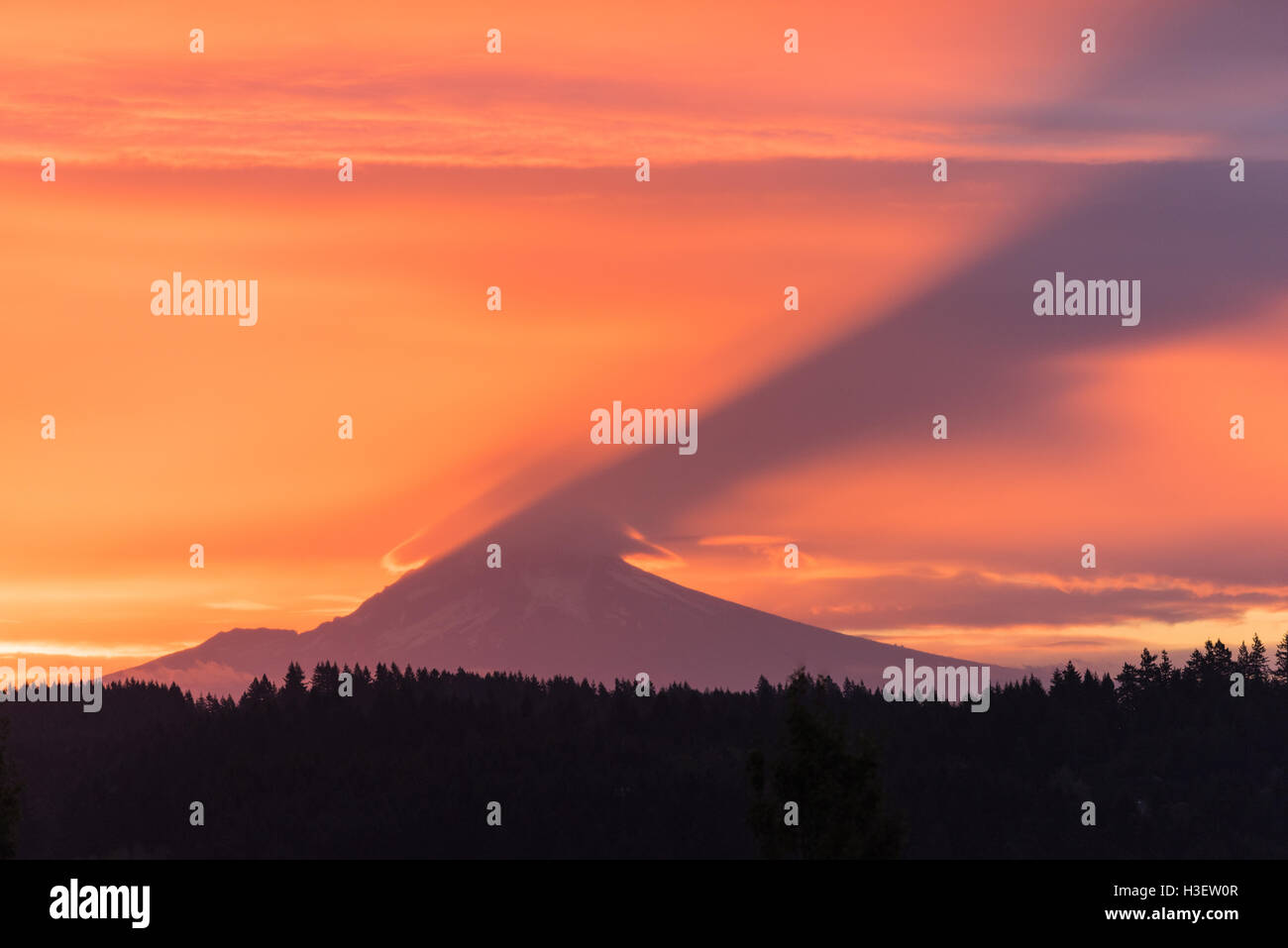 Sonnenaufgang hinter Mount Hood, Oregon mit Schatten und Wolken Stockfoto