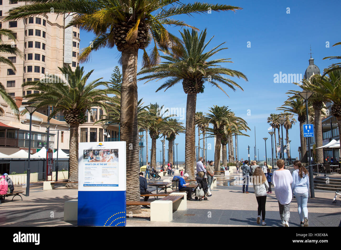 Glenelg Stadt an der Küste von South Australia, wo eine beliebte Straßenbahn fährt nach Adelaide, Südaustralien Stockfoto