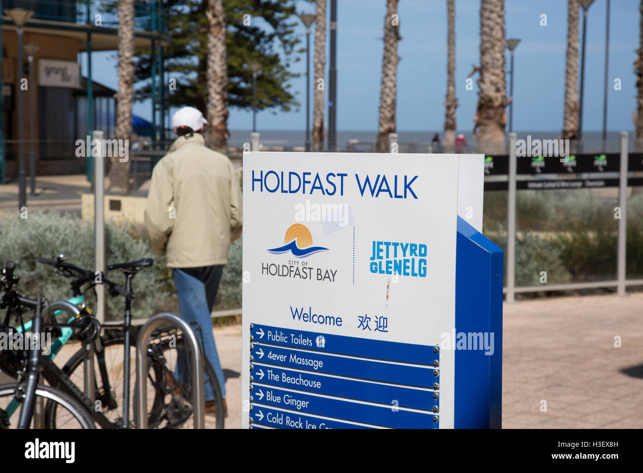 Glenelg Stadt an der Küste von South Australia, wo eine beliebte Straßenbahn fährt nach Adelaide, Südaustralien Stockfoto