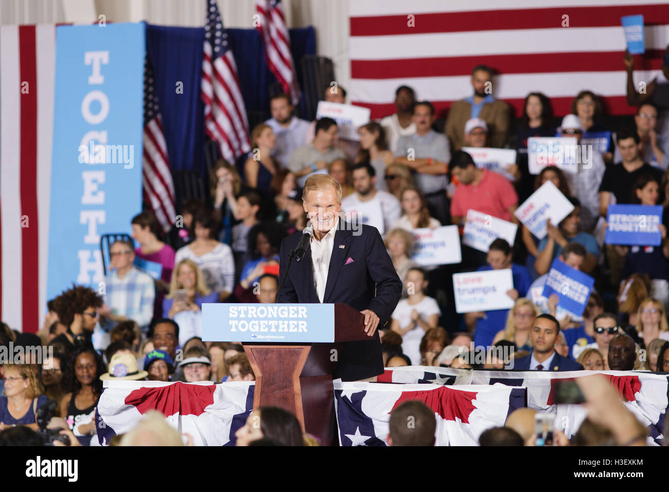 US-Senator Bill Nelson im Gespräch mit Clinton Anhänger in Coral Springs Turnhalle, Coral Springs, FL, 30. September 2016 Stockfoto