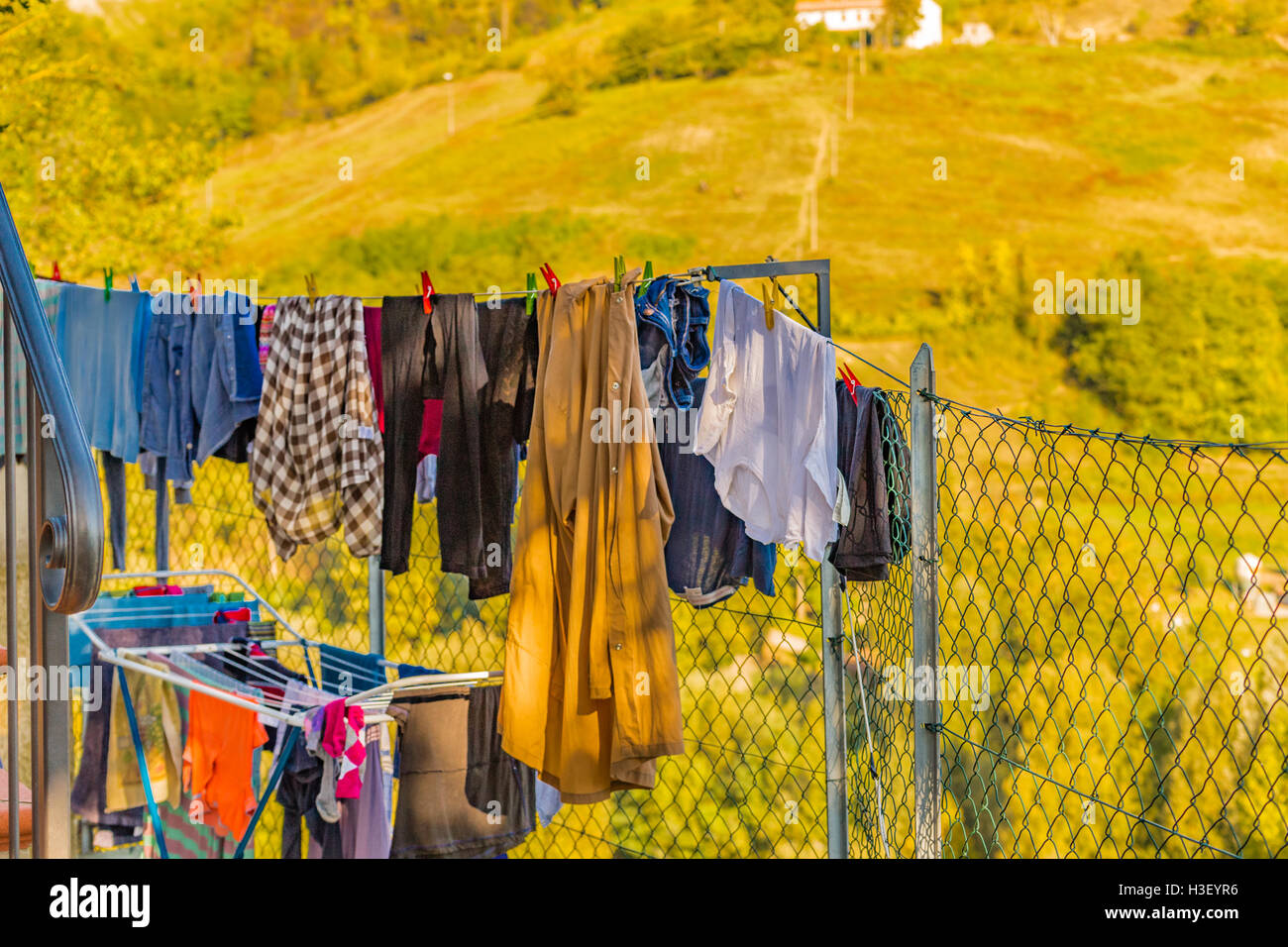Kleidung zum Trocknen vor den Hügeln gehängt Stockfoto