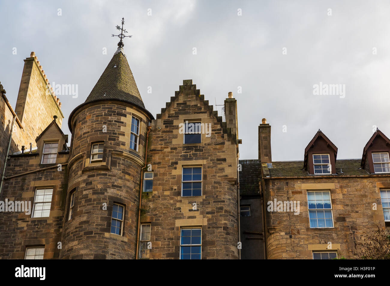 historische Gebäude an der Cockburn Street in der Altstadt von Edinburgh, Schottland Stockfoto