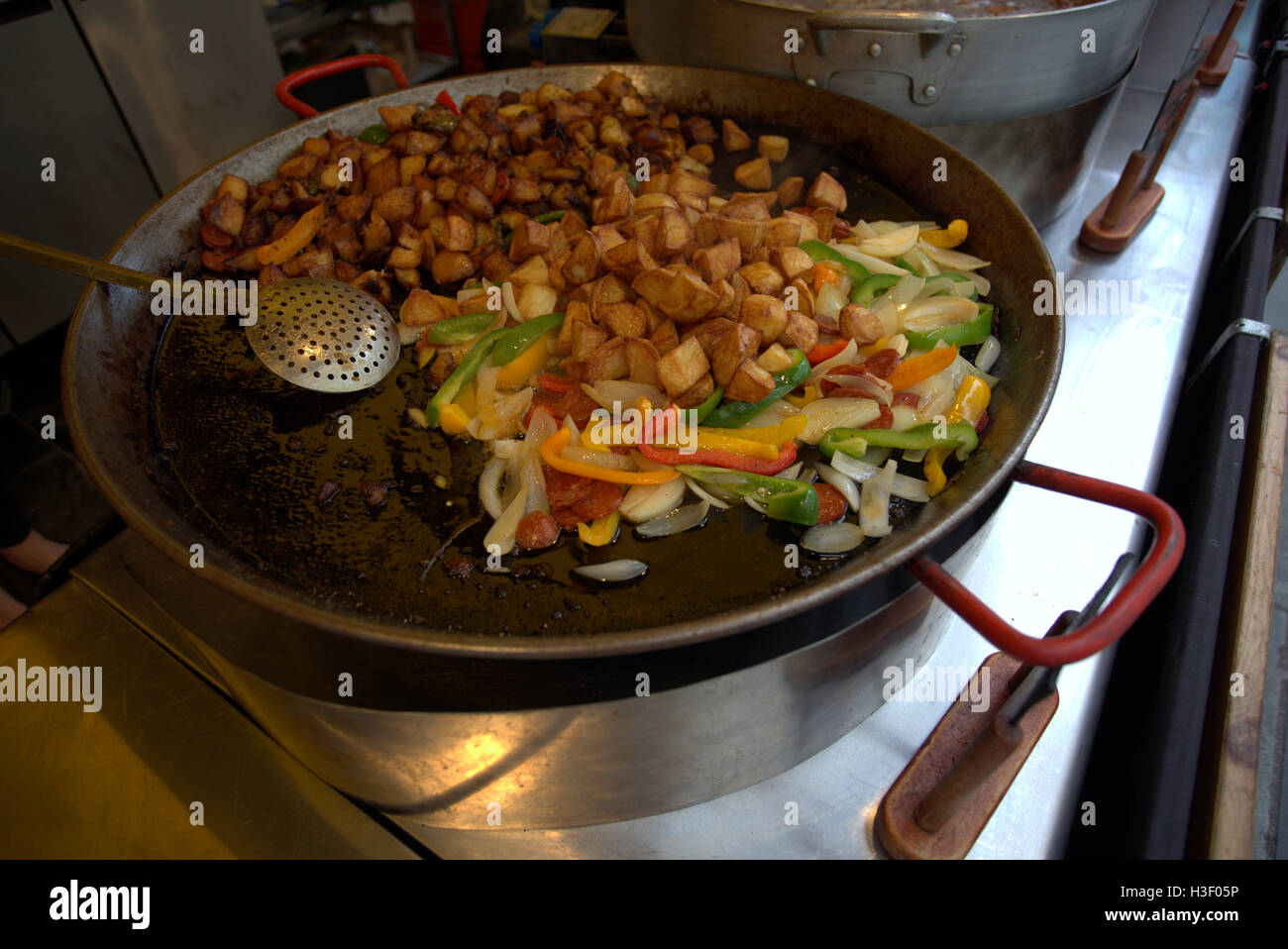 Marokkanisches Essen vorbereitet Streetstyle auf Sauchihall Street Glasgow in große Metall Töpfe zum mitnehmen Stockfoto