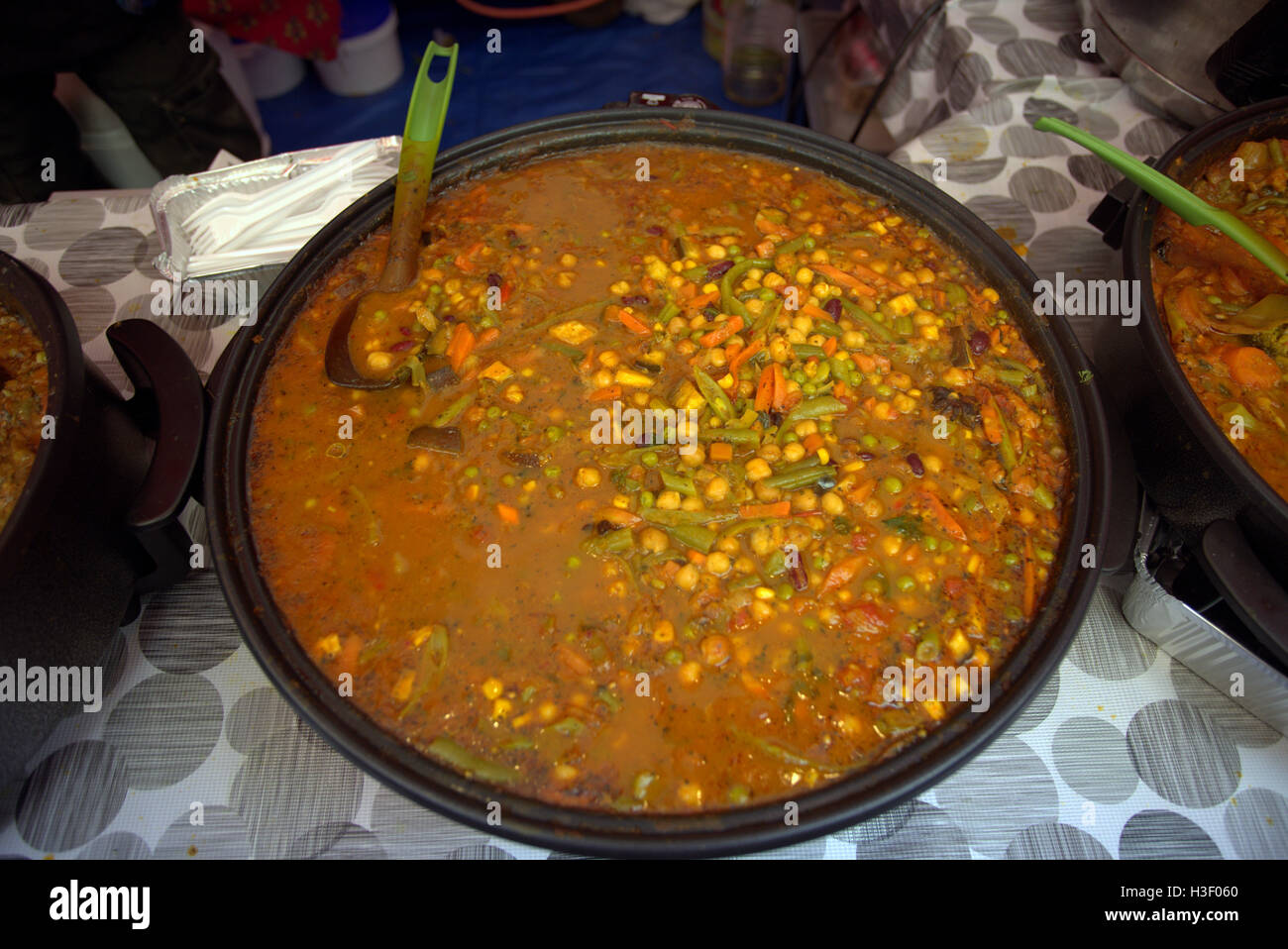 Marokkanisches Essen vorbereitet Streetstyle auf Sauchihall Street Glasgow in große Metall Töpfe zum mitnehmen Stockfoto