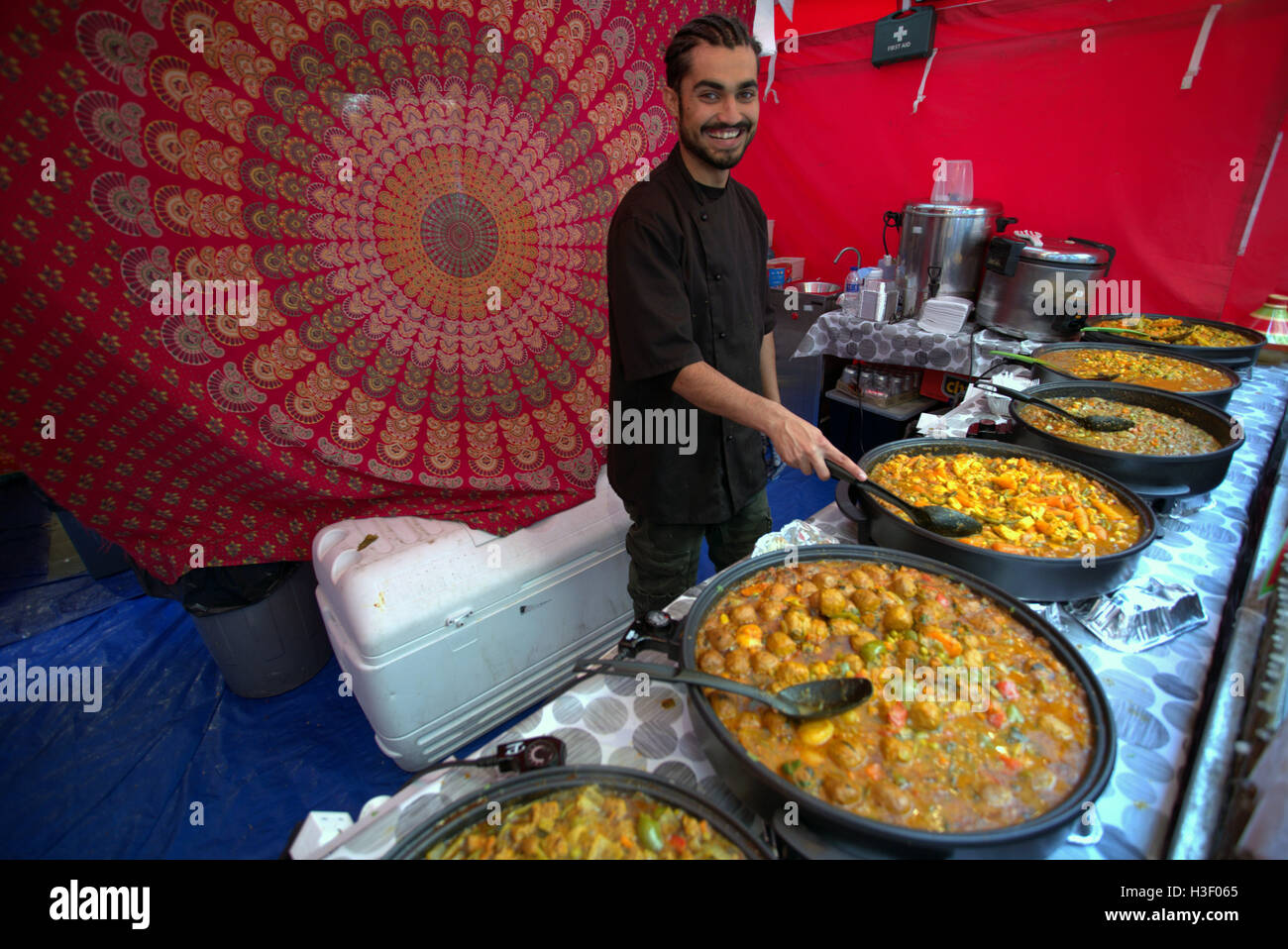 Marokkanisches Essen vorbereitet Streetstyle auf Sauchihall Street Glasgow in große Metall Töpfe zum mitnehmen Stockfoto