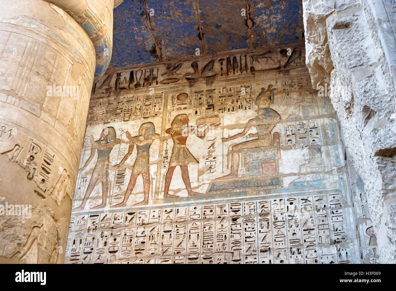 Farbig, Schnitzen von Horus, Leichenhalle Tempel von Ramses III in Medinet Habu, ein neues Königreich Periode Struktur in der West Bank von L Stockfoto