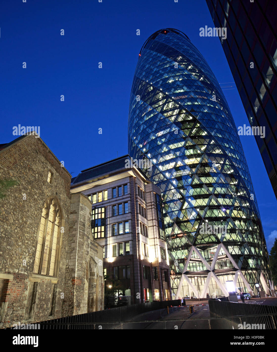 Design vom Architekten Sir Norman Foster, 30 St Mary Axe, das Gherkin Finanzgebäude, Swiss Re Building, City of London, England, in der Dämmerung Stockfoto