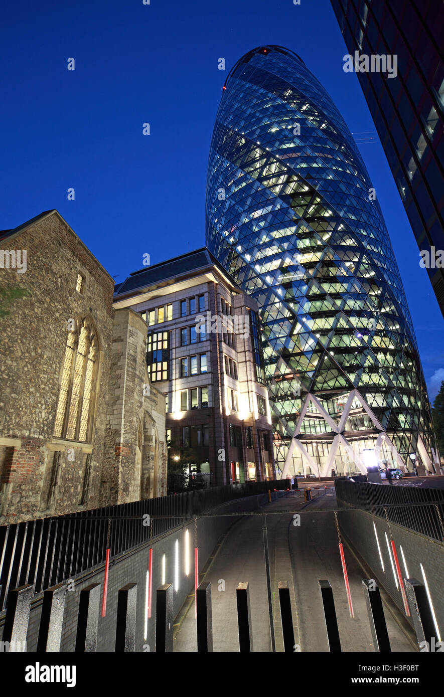 30 St Mary Axe, Gherkin, Swiss Re Gebäude, City Of London, England in der Abenddämmerung Stockfoto