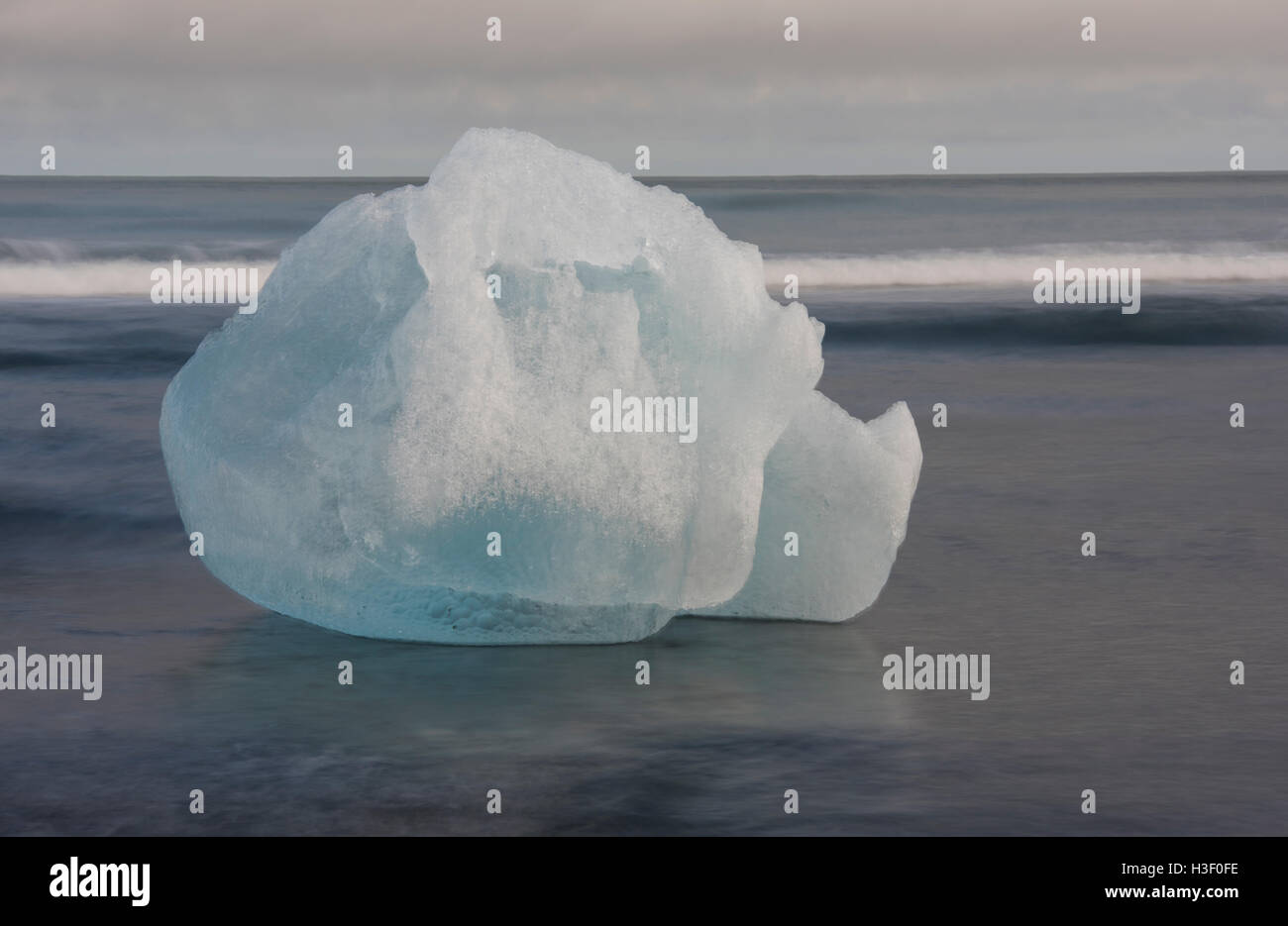 Eisblock am Strand am Abend in der Nähe Fluss Jökulsá an die Gletscherlagune Jökulsárlón in der Vatnajökull-Nationalpark, Island Stockfoto