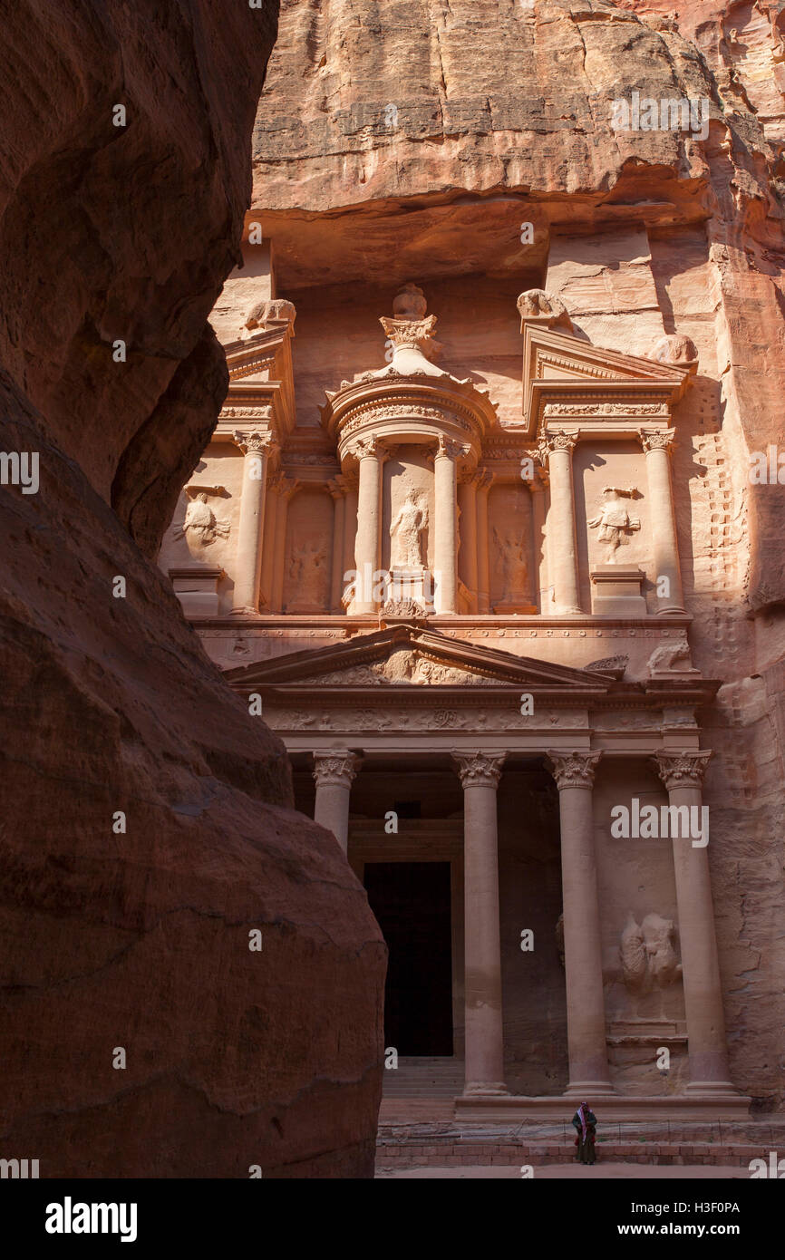 Das 'Treasury' (Al Khazneh), ein Nabatäisches Grab in der archäologischen Stätte von Petra, auch bekannt als die 'Rose City', Jordanien, Naher Osten. Stockfoto