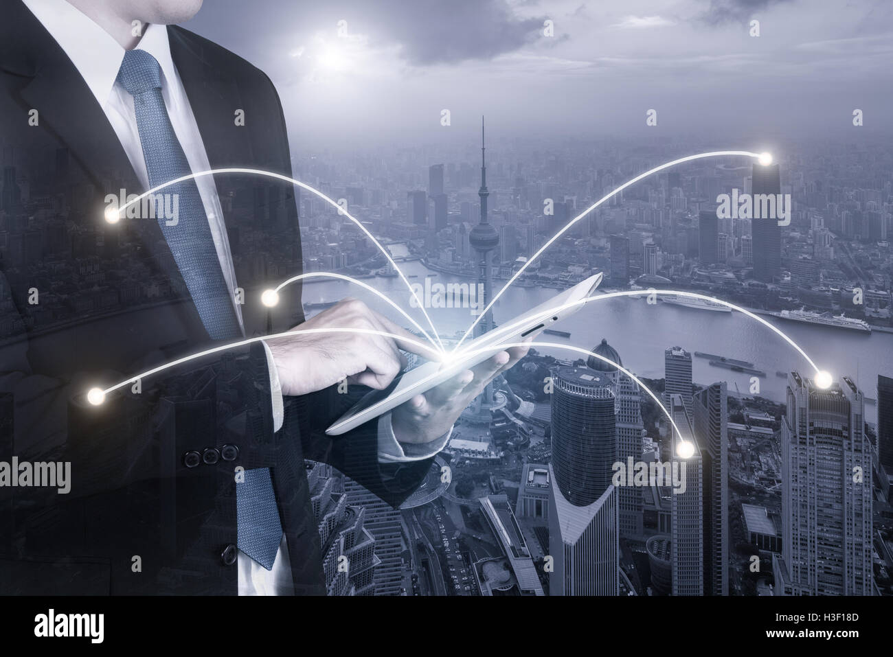 Doppelbelichtung Geschäftsmann mit digitalen TabletPC mit Netzwerkanschluss der Stadt Shanghai. Netzwerk-Verbindung-Konzept Stockfoto
