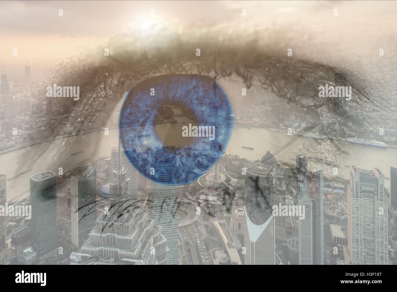 Doppelbelichtung Bild des menschlichen Auges mit Zentrum Geschäftsviertel Shanghai Stadt. Zukünftige Geschäftsidee. Stockfoto