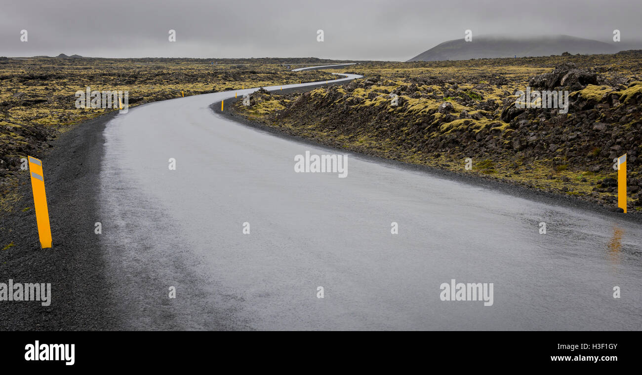 Weg durch die schwarzen Vulconic Landschaft auf Island an einem regnerischen Tag. Stockfoto