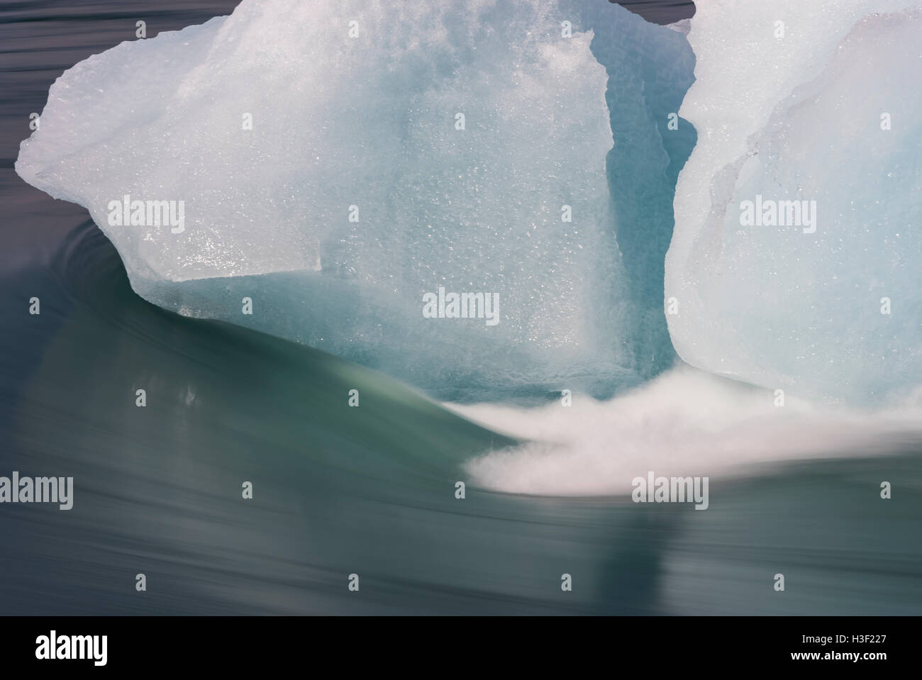 Eisblöcke in fließenden Fluss Jökulsá an die Gletscherlagune Jökulsárlón in der Vatnajökull-Nationalpark, Island Stockfoto