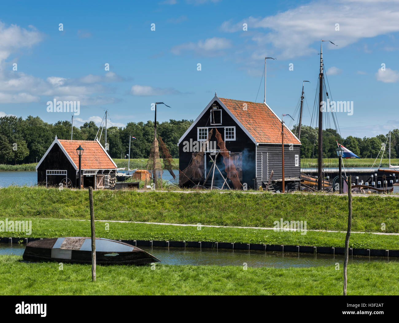 Enkhuizen, Niederlande - 9. August 2016: Zuiderzee Museum Enkhuizen mit alten Fischerhaus, Fanggeräte und Boot. Stockfoto