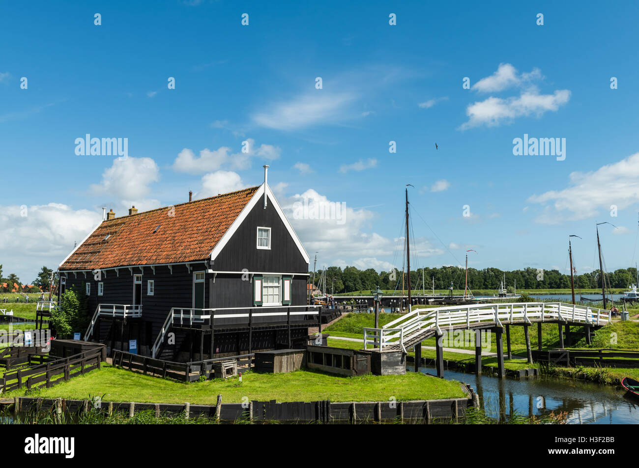 Enkhuizen, Niederlande - 9. August 2016: Zuiderzee Museum Enkhuizen mit alten Fischerhaus und weiße Brücke. Stockfoto