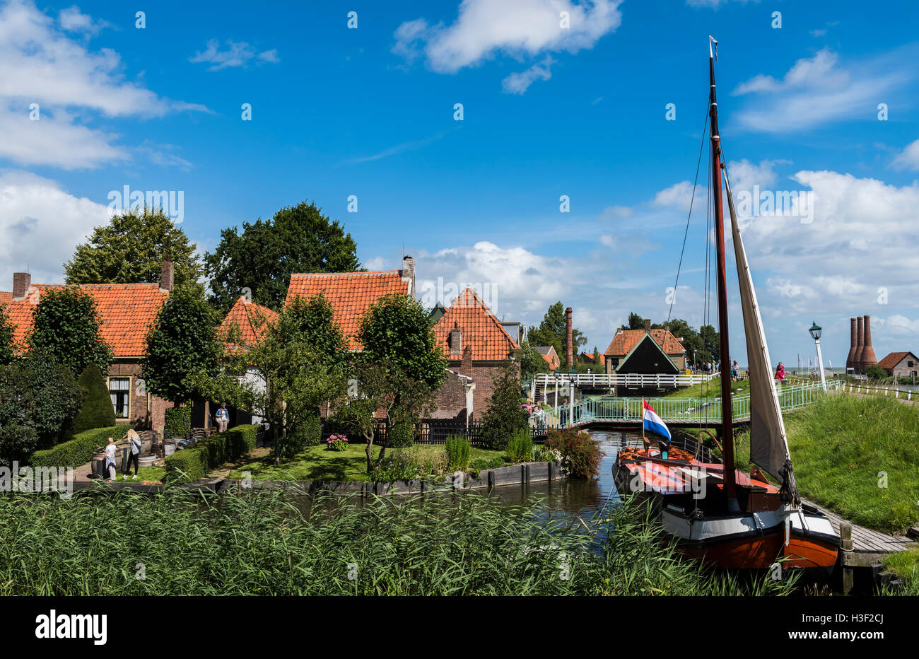 Enkhuizen, Niederlande - 9. August 2016: Zuiderzee Museum Enkhuizen mit alten Fischerhaus, Fischerboot und Kleinstadt. Stockfoto