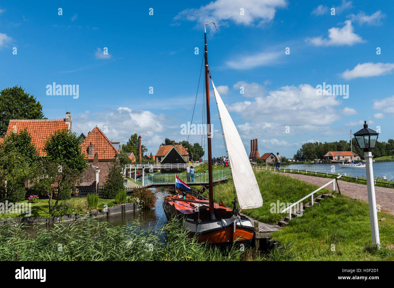 Enkhuizen, Niederlande - 9. August 2016: Zuiderzee Museum Enkhuizen mit alten Fischerhaus, Segelboot und Kleinstadt ich Stockfoto