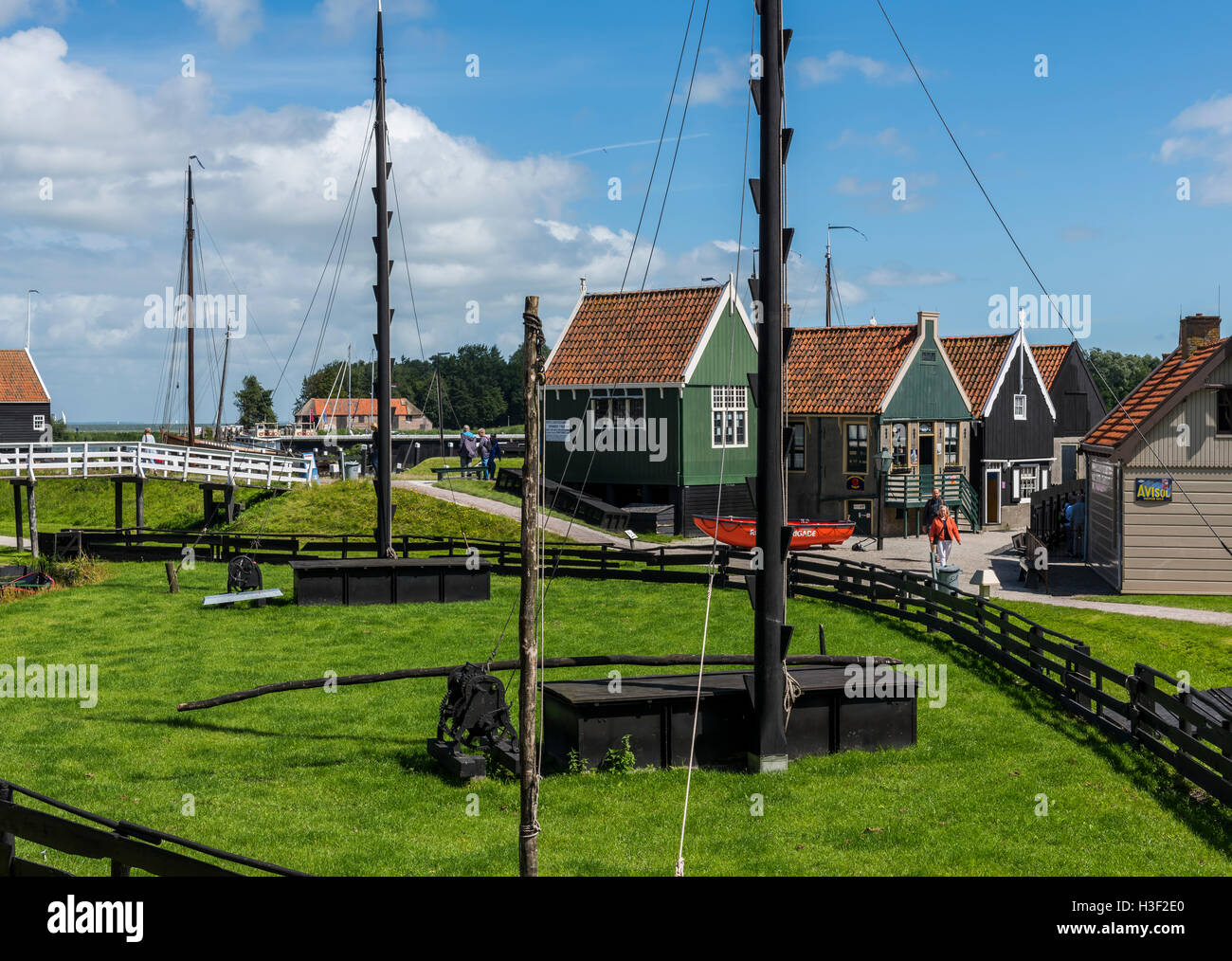 Enkhuizen, Niederlande - 9. August 2016: Zuiderzee Museum Enkhuizen mit alten Fischer Häuser in den Niederlanden. Stockfoto