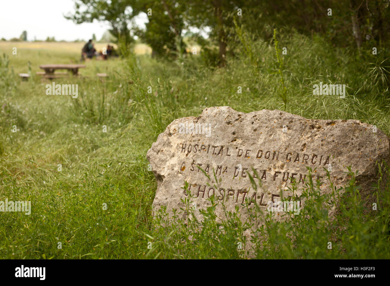 Stein Marker kennzeichnet den Ort, wo entlang des Camino de Santiago, stand ein Krankenhaus einmal Frances verlegen Stockfoto