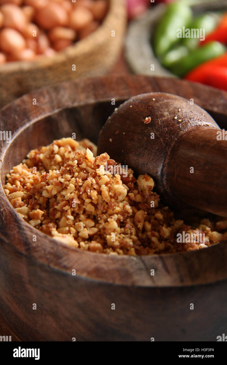 Der erfahrene gemahlenen Erdnüssen verwendet in Kupat Tahu Magelang, eine Unterschrift Teller Reiskuchen und Tofu aus Magelang, Java, Indonesien Stockfoto