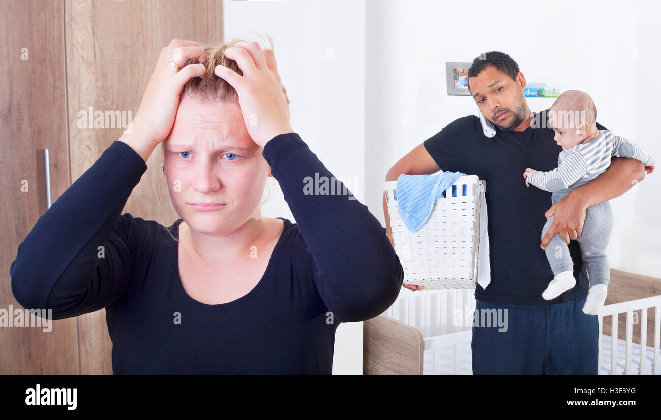 Mann überwältigt durch die Pflege alles allein, weil seine Frau unter postpartale Depression leidet Stockfoto