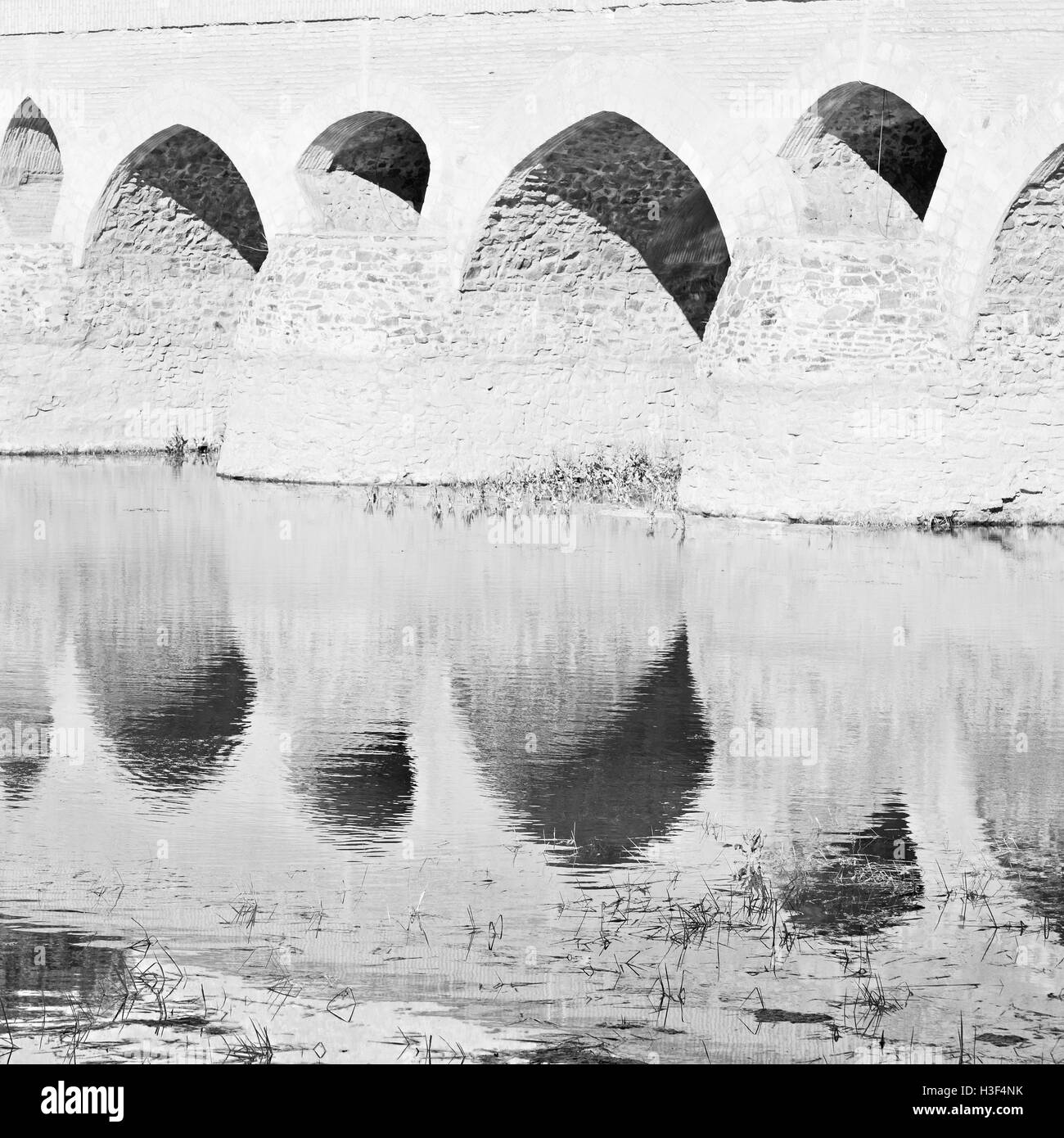 Blu in der alten Brücke und dem Fluss antiken Bau in der Nähe von Natur Iran Stockfoto