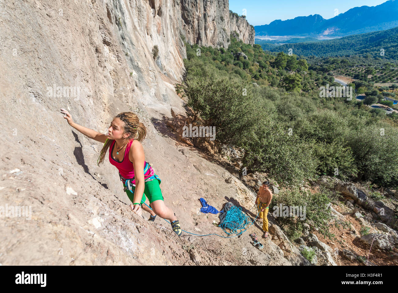 Junge talentierte weibliche Kletterer, die aufsteigenden Felswand Stockfoto