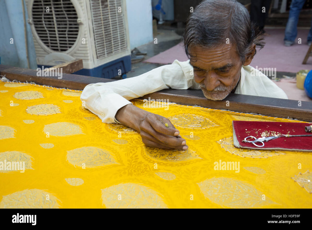 Handwerker, die Durchführung von Stickerei arbeiten auf ein Saree in Hyderabad, Indien Stockfoto