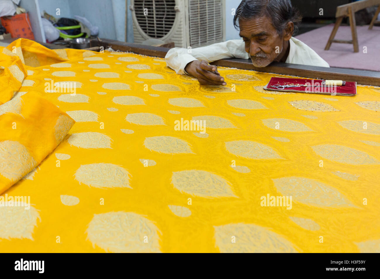 Handwerker, die Durchführung von Stickerei arbeiten auf ein Saree in Hyderabad, Indien Stockfoto