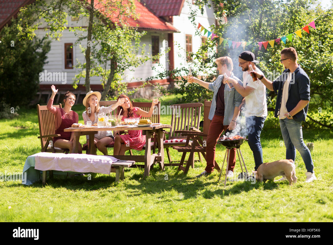 Freunde, Bier trinken, im Sommer Barbecue-party Stockfoto