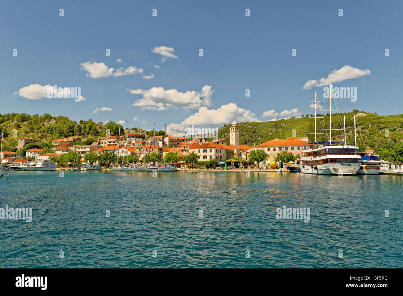 Die Stadt Skradin, der Fluss Cikola, jenseits von Sibenik und Beginn der Krka Nationalpark, Kroatien. Stockfoto