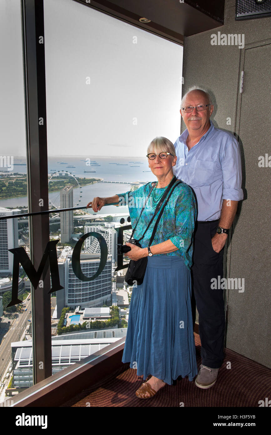 Singapur Swissotel Equinox Restaurant, senior westliche Touristen erhöhte Aussicht genießen Stockfoto