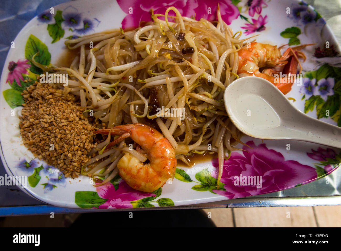 Singapur, Essen, gebratene Nudeln und Sojabohnensprossen mit Garnelen und zerdrückt Erdnüsse Stockfoto