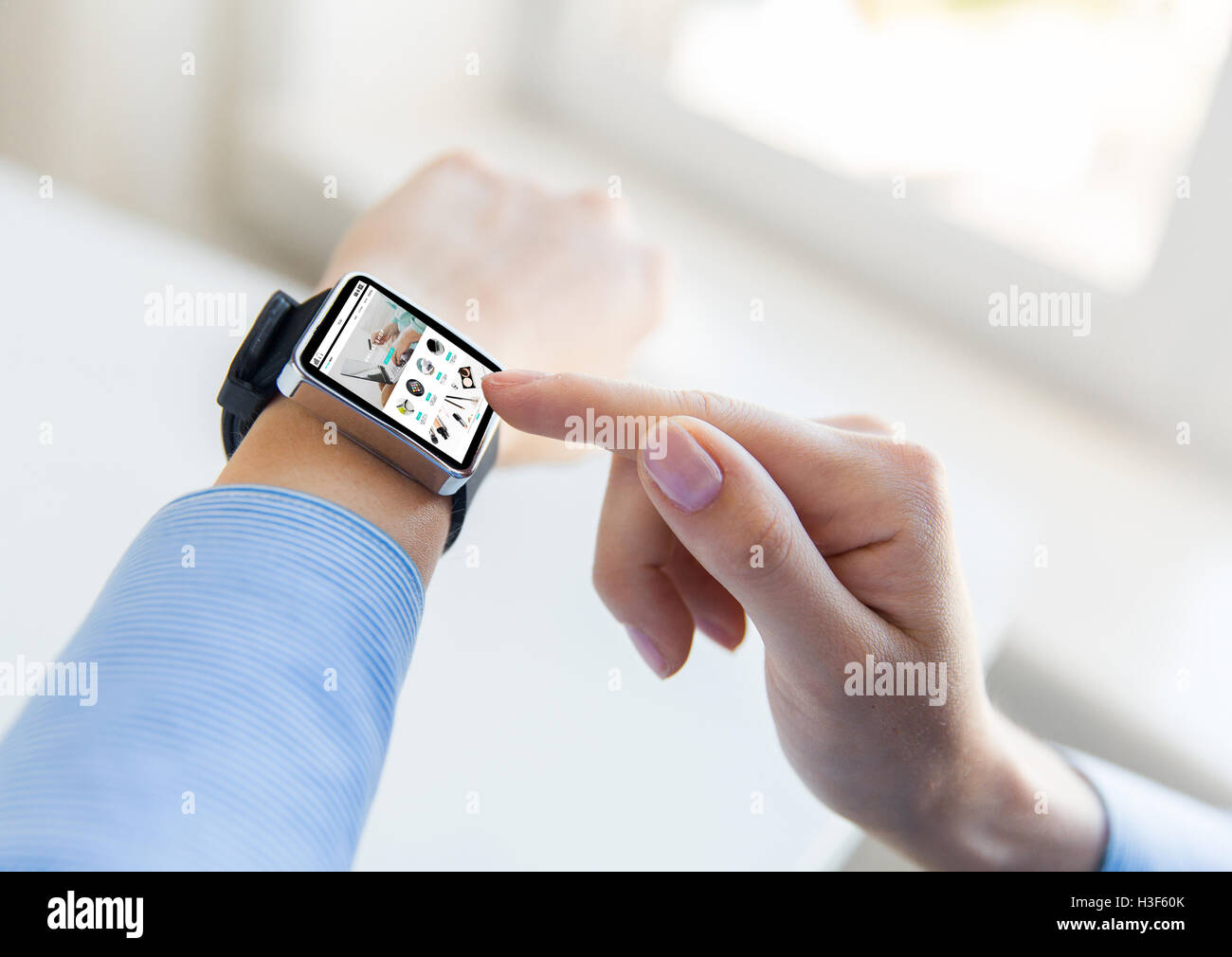 Nahaufnahme von Händen mit Online-Shop auf smart-watch Stockfoto