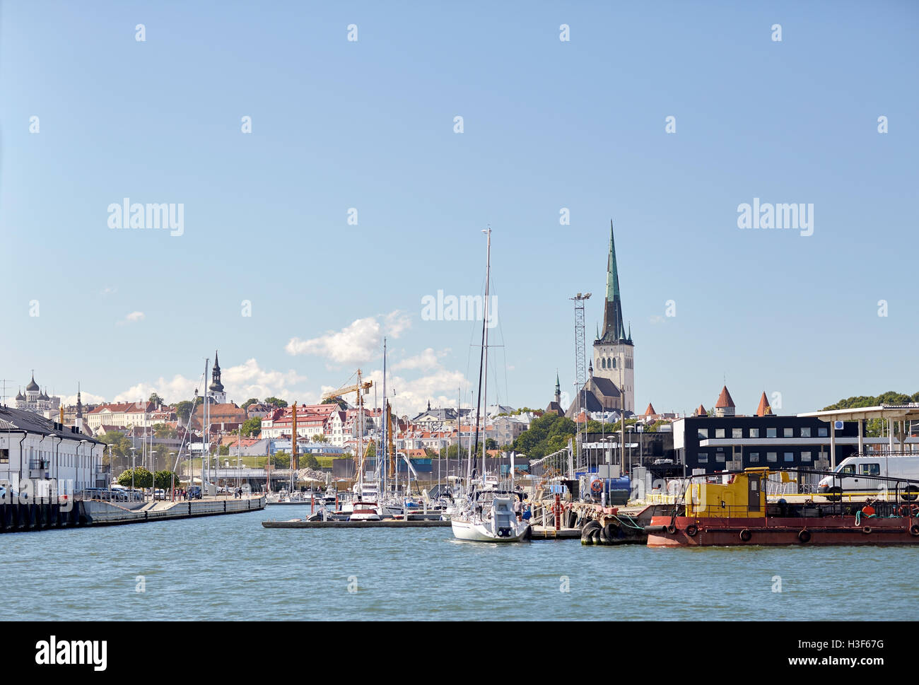 Meer Hafen Hafen und Altstadt von Tallinn city Stockfoto