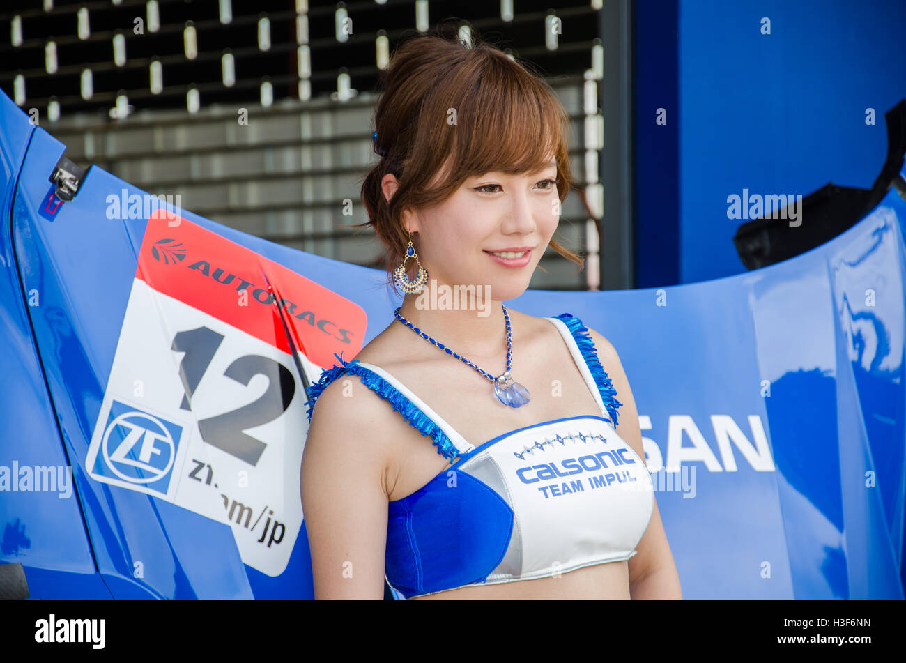 BURIRAM - Juni 20: Unbekannte Rennen Queen of Japan mit Rennwagen auf dem Display an das 2015 Autobacs Super GT Serie Rennen 3 am Ju Stockfoto