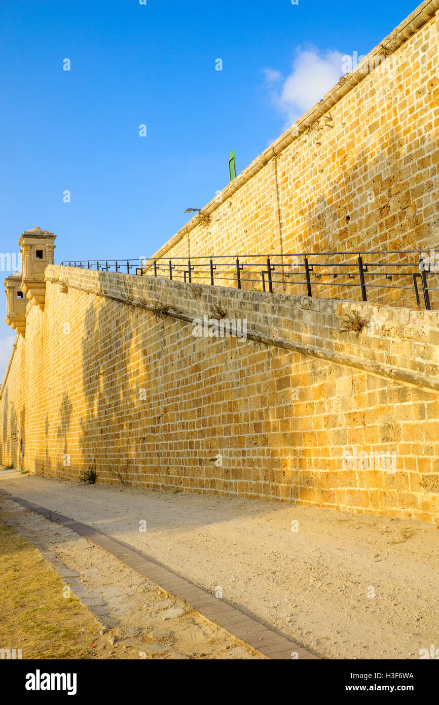 Akko, ISRAEL - 3. August 2016: Blick auf das Land Mauern der Altstadt von Akko, Israel Stockfoto