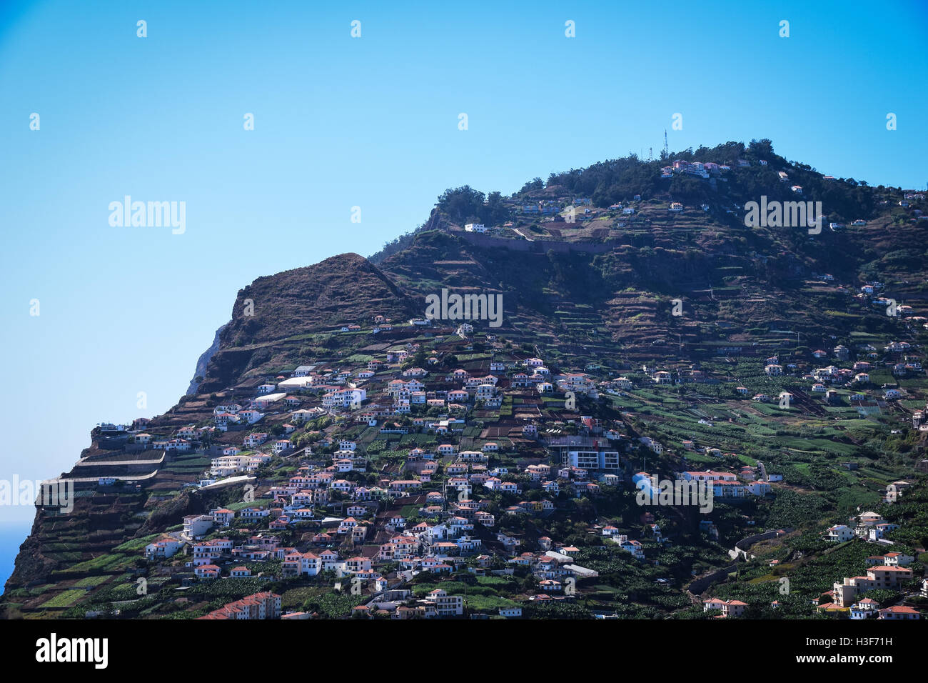 Cabo Girao Dorf gebaut in den Berg hinein in Madeira Stockfoto