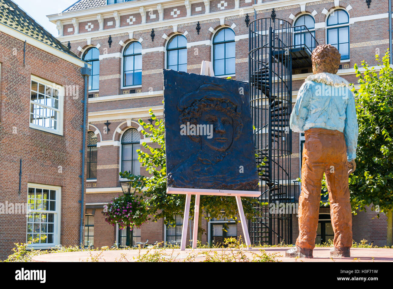 Statue des Malers Rembrandt auf Rembrandt-Platz in der alten Stadt von Leiden, Südholland, Niederlande Stockfoto