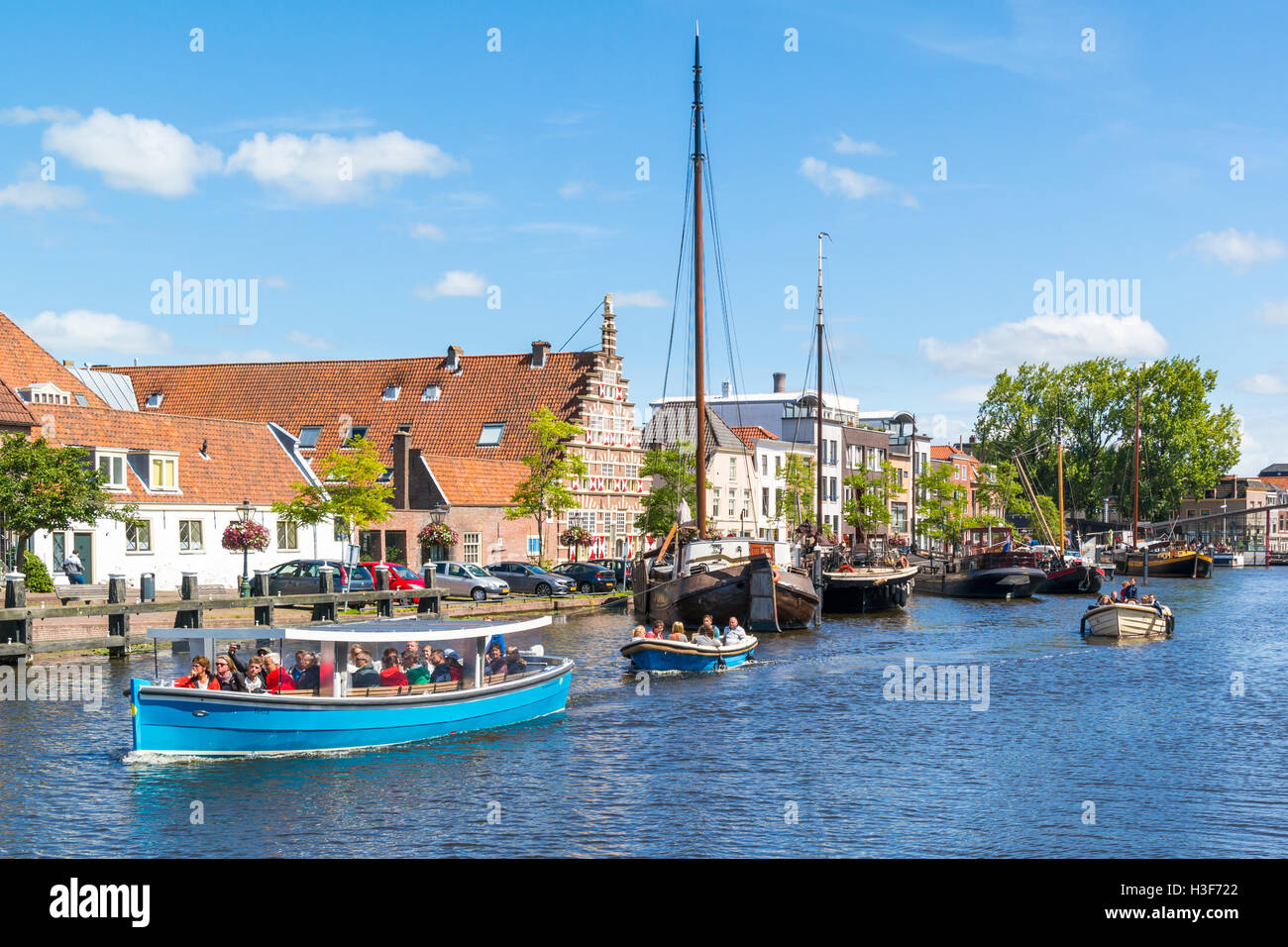 Menschen auch, Lastkähne auf Grachtenfahrt und City wharf Stadstimmerwerf am Galgewater-Kanal in Leiden, Südholland, Hollands Stockfoto