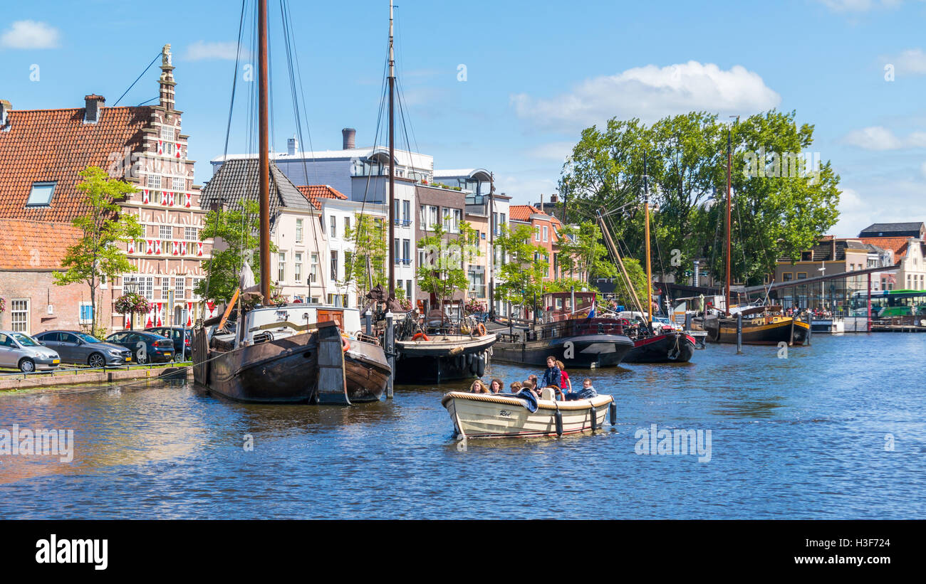 Menschen in Lastkahn auf Grachtenfahrt und City wharf Stadstimmerwerf am Galgewater-Kanal in Leiden, Südholland, Niederlande Stockfoto